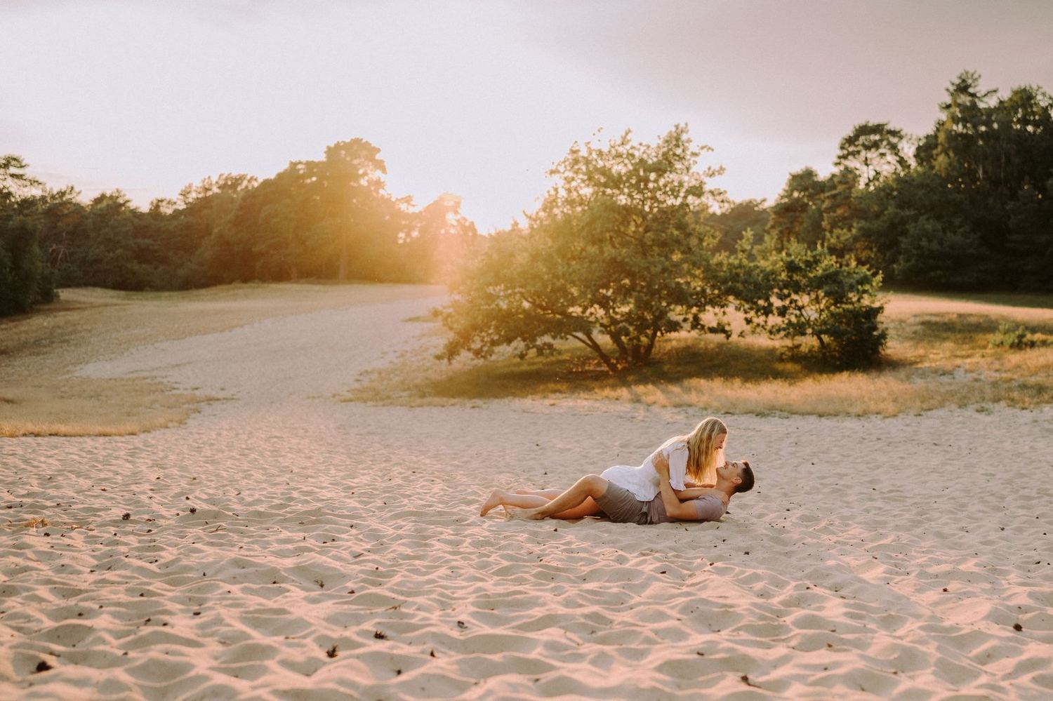 Romantisches Paarshooting bei Sonnenuntergang nahe Verden