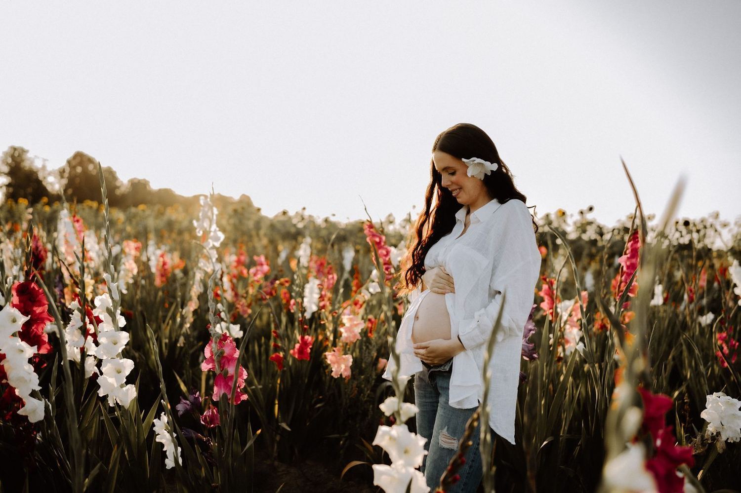Babybauchshooting Outdoor – werdende Mama im natürlichen Licht